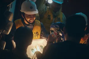 義雄(楊宗穎 飾)師兄乘著小艇，挨家挨戶幫忙送便當