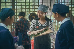 英美(范瑞君 飾)得意的展示自己做的「穀香珍珠薯」