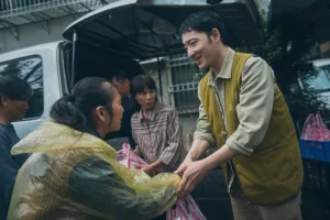 受幫助而感動的杜子超(許時豪 飾)，自告奮勇加入志工行列
