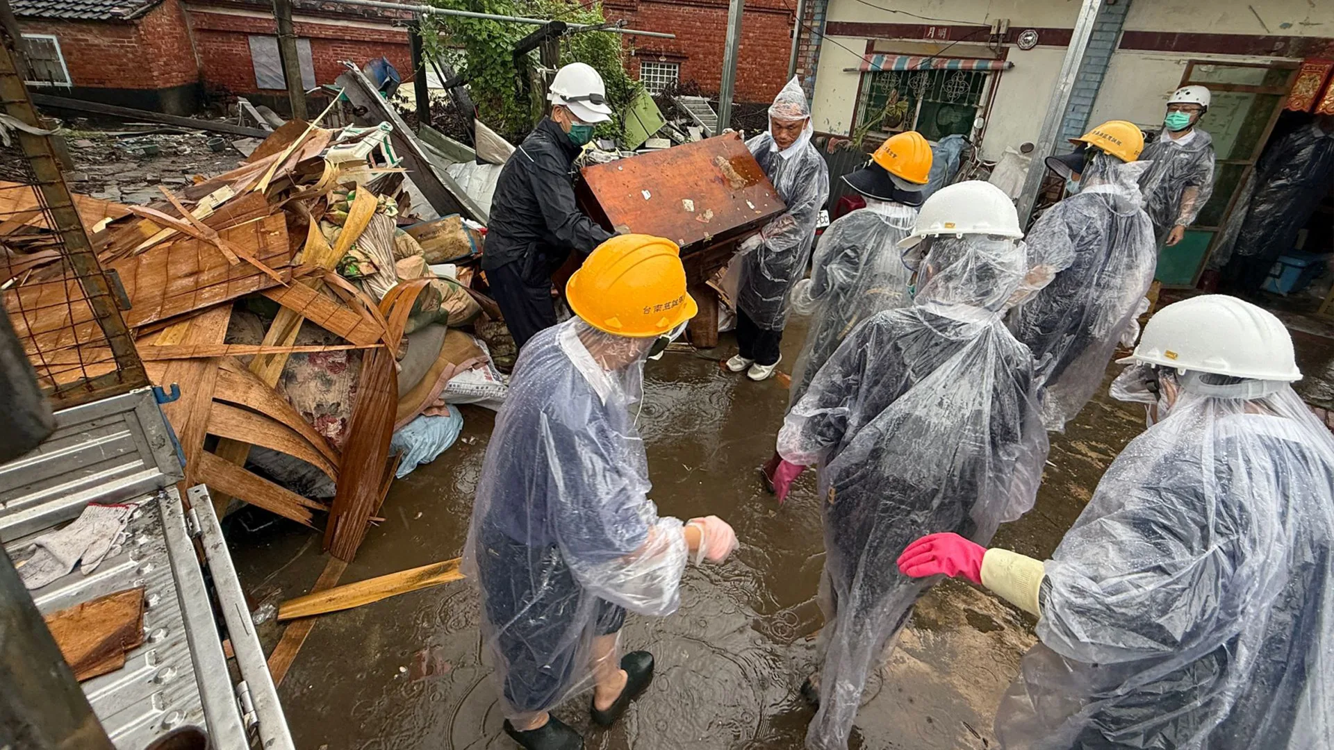 雨中的臺南將軍風災戶 慈濟志工幫忙修屋助清掃