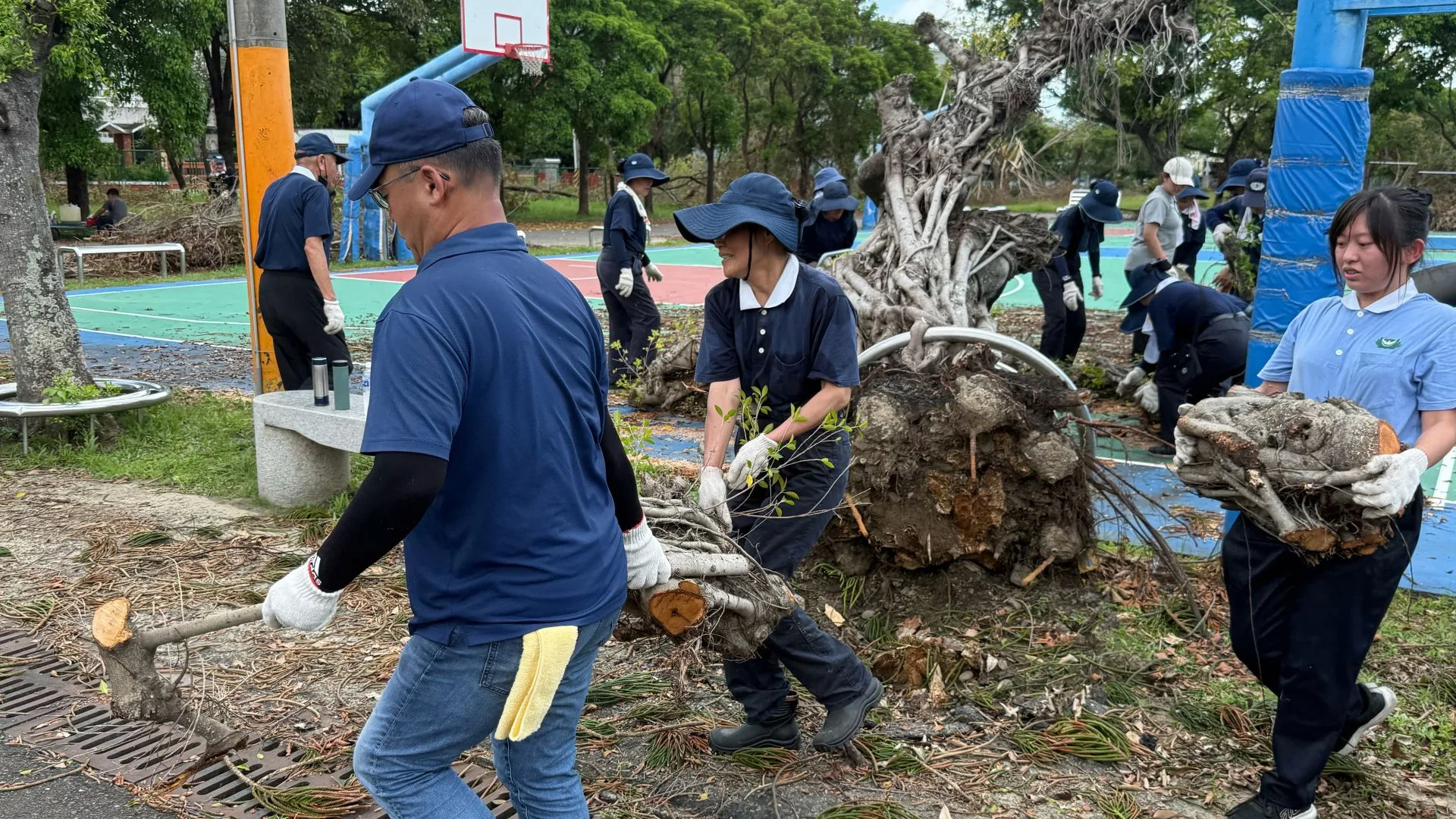 彰化慈濟志工南下嘉義 協助輔仁中學災後清理