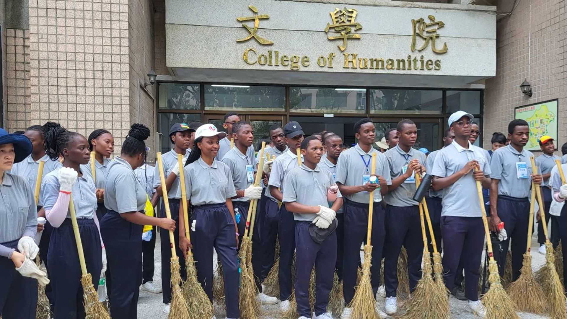 花蓮慈大師生跨區協助嘉義中正大學風災校園清理