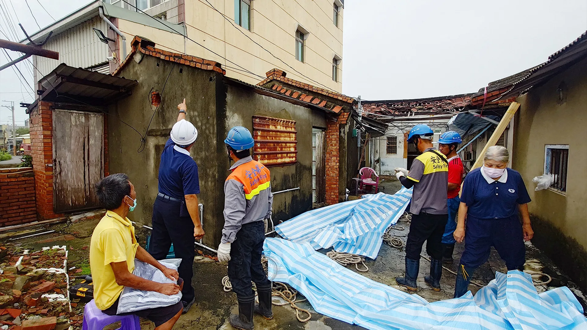 雲嘉慈濟在風雨中為布袋阿嬤鋪設遮風避雨的家