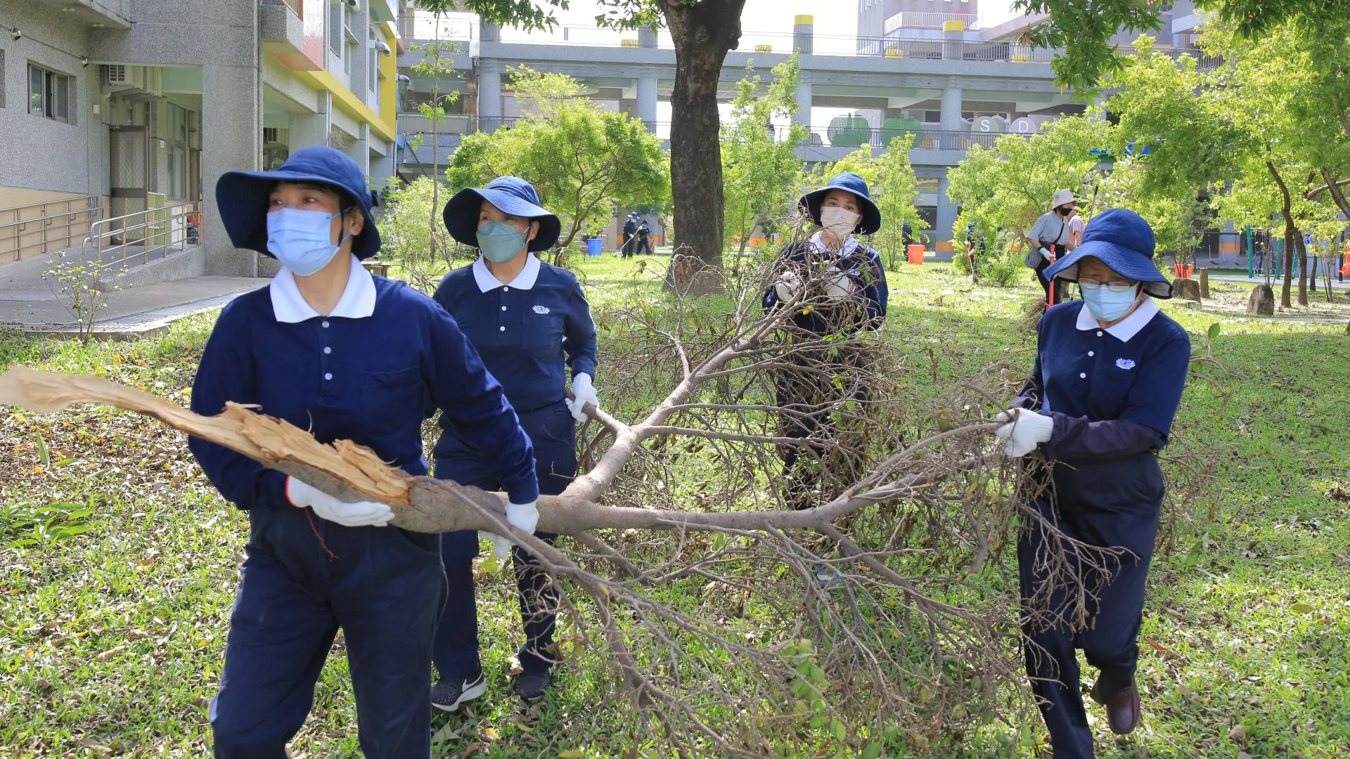 丹娜絲風災重創嘉義校園 彰化慈濟志工跨區清掃