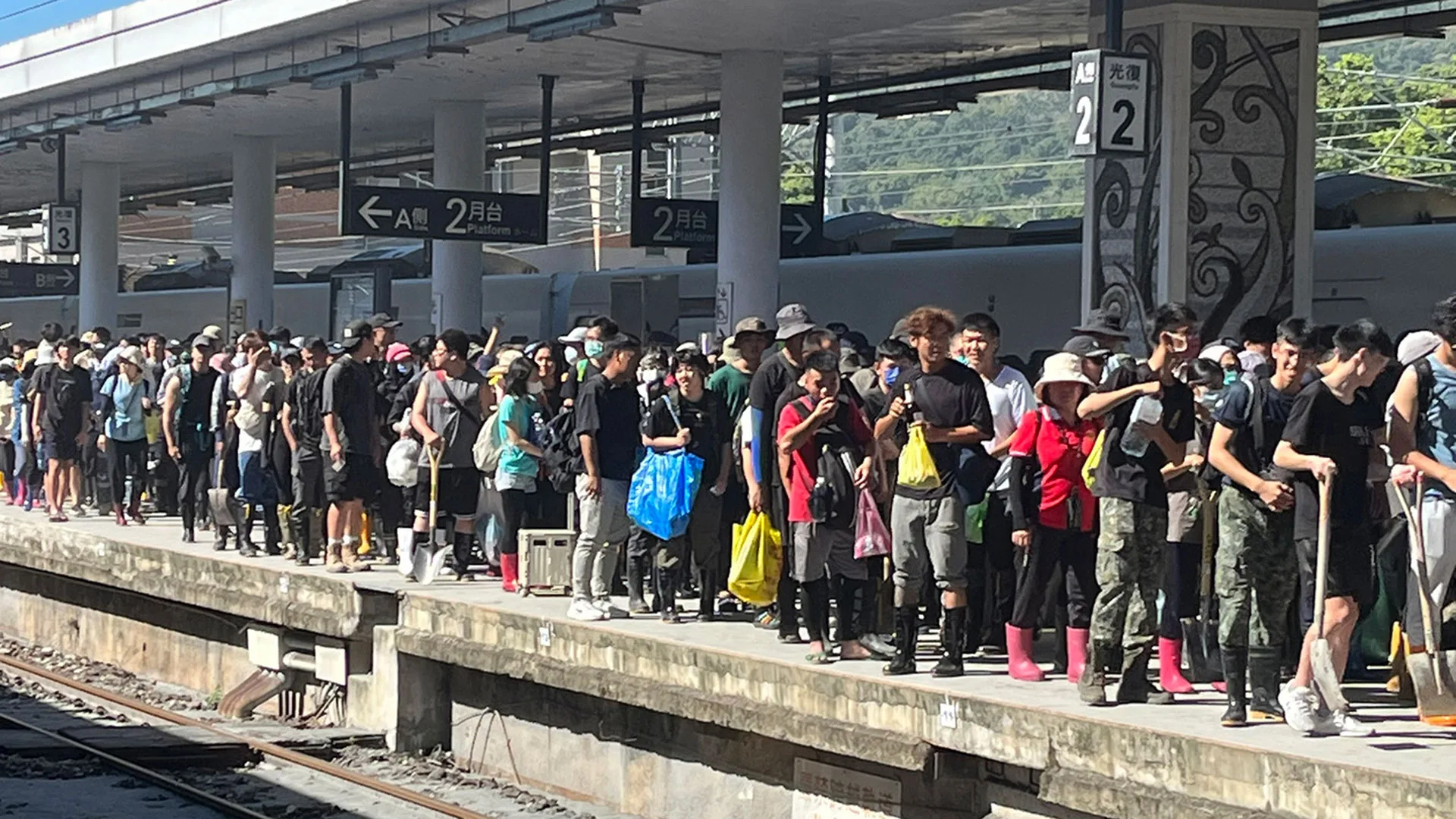 慈濟啟動光復災情清掃 已有1萬2千位「鏟子超人」參與