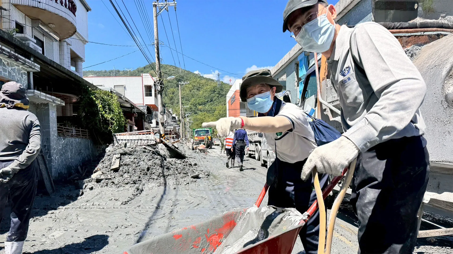 臺南慈中教師化身鏟子超人 選擇不一樣的教師節