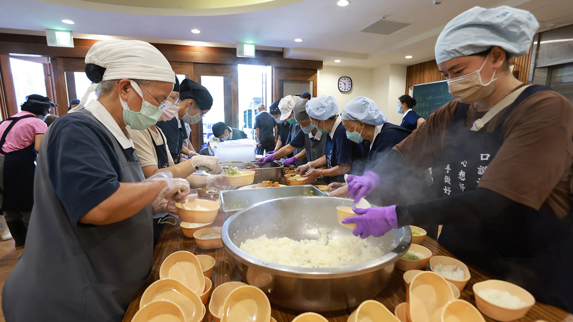 讓鏟子超人感動的災區便當是這群慈濟人做的