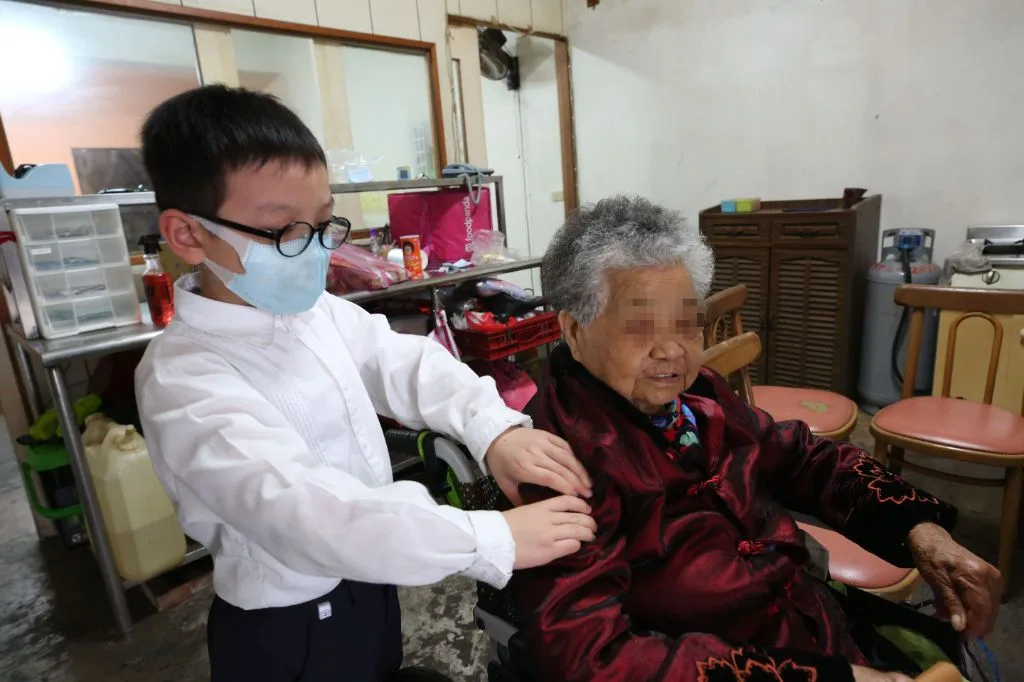 人醫會入偏鄉 小志工不缺席