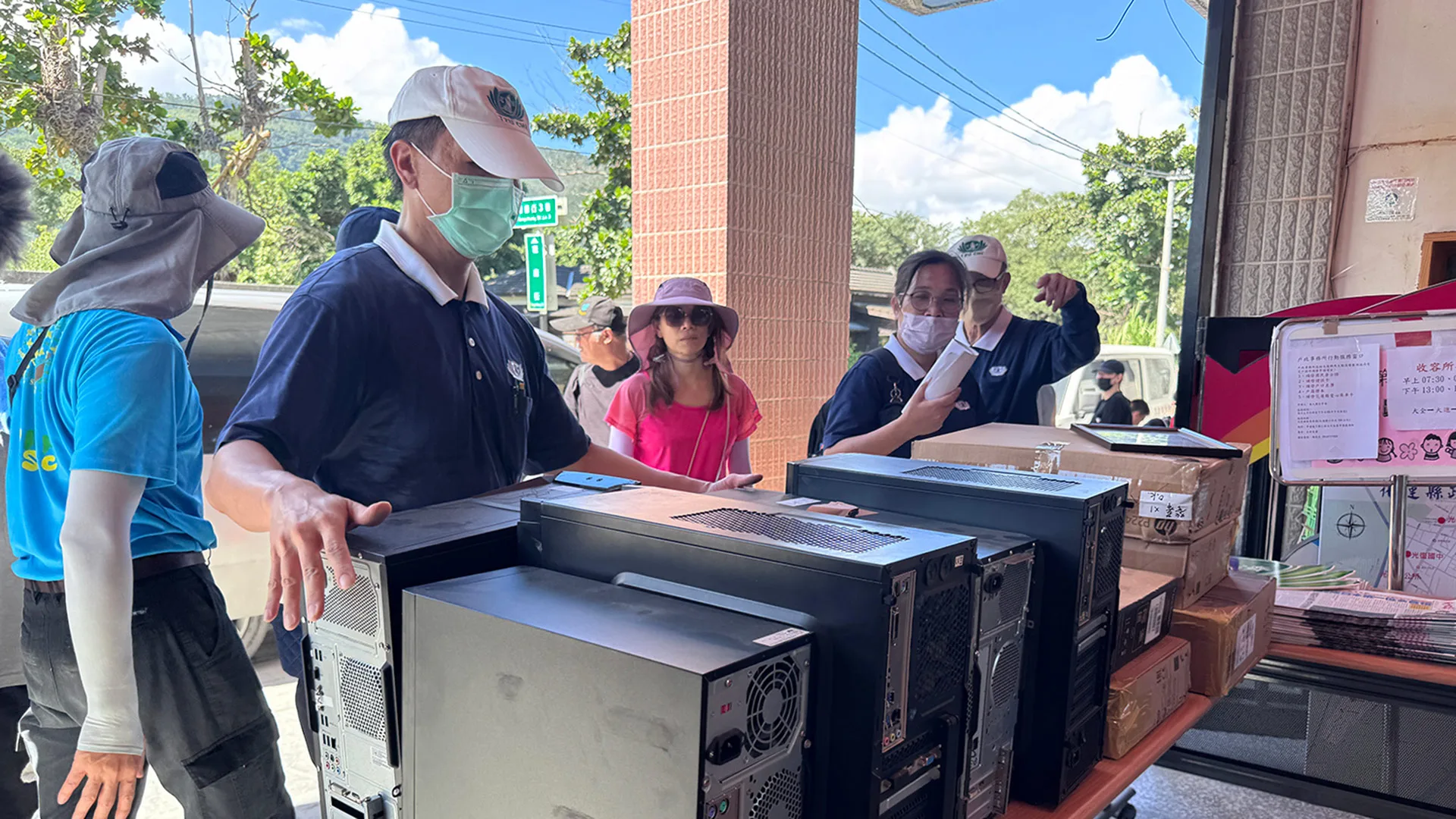 助災區學子復學 慈濟送文具及電腦抵光復災區