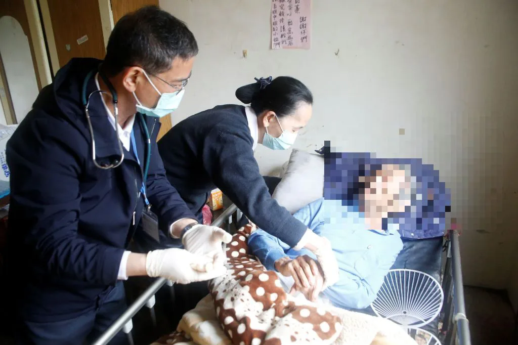 卓蘭偏鄉義診 人醫會用專業膚慰病苦