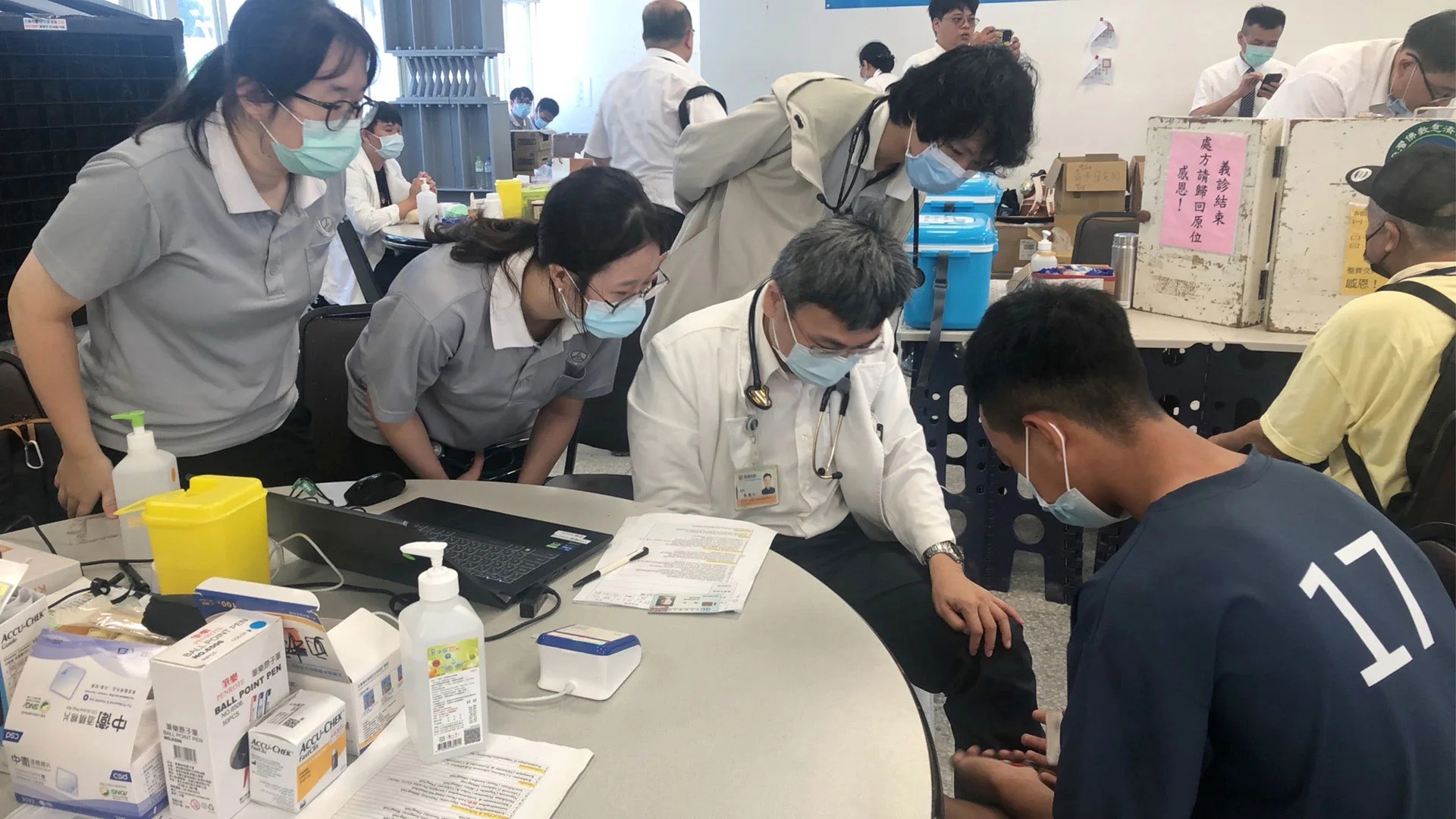 從雨鞋超人到醫療站義診 心臟科醫師災區手記