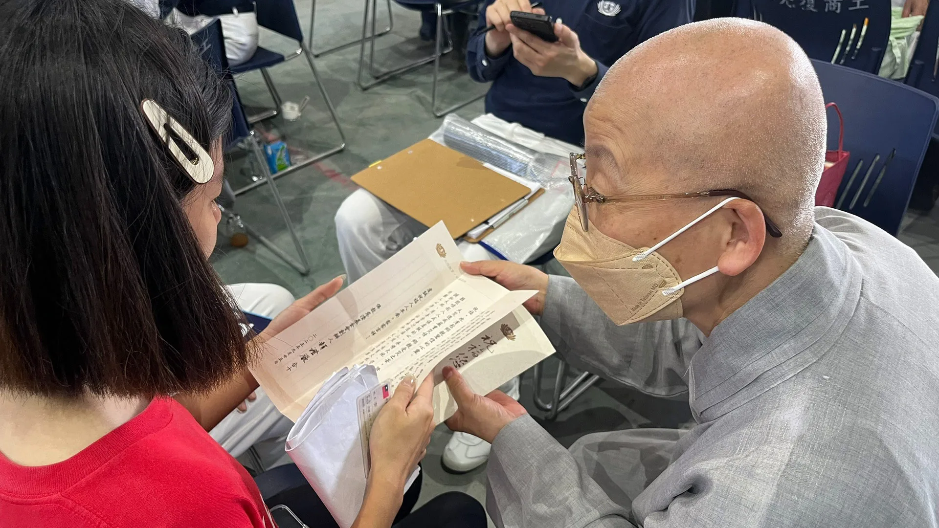 慈濟中秋連假對光復災戶進行慰問金物資發放