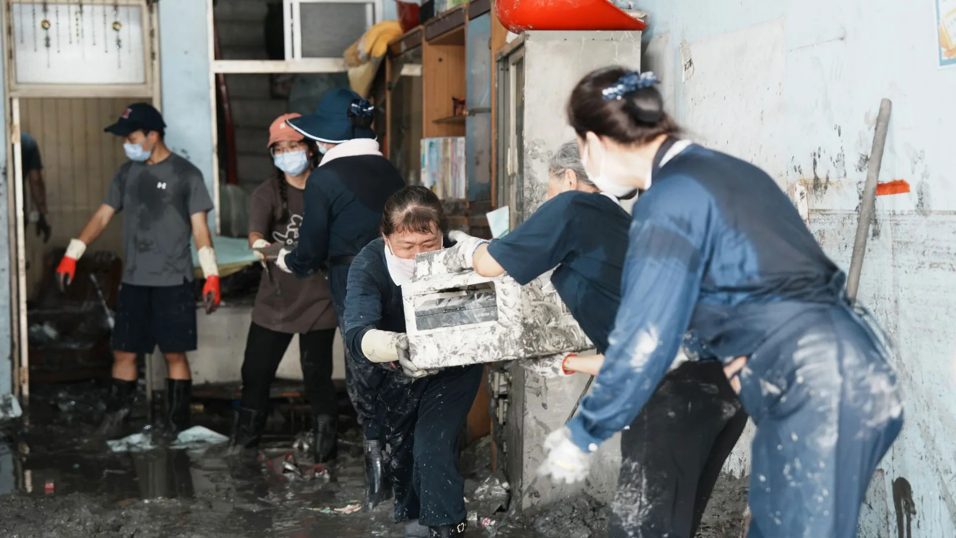 災後第一個連假打掃 志工憾中秋禮盒送不出