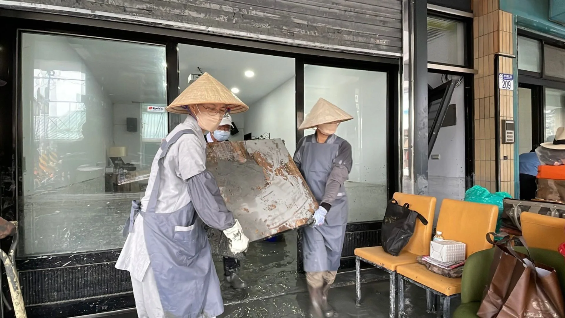 靜思精舍法師，也走進了災區