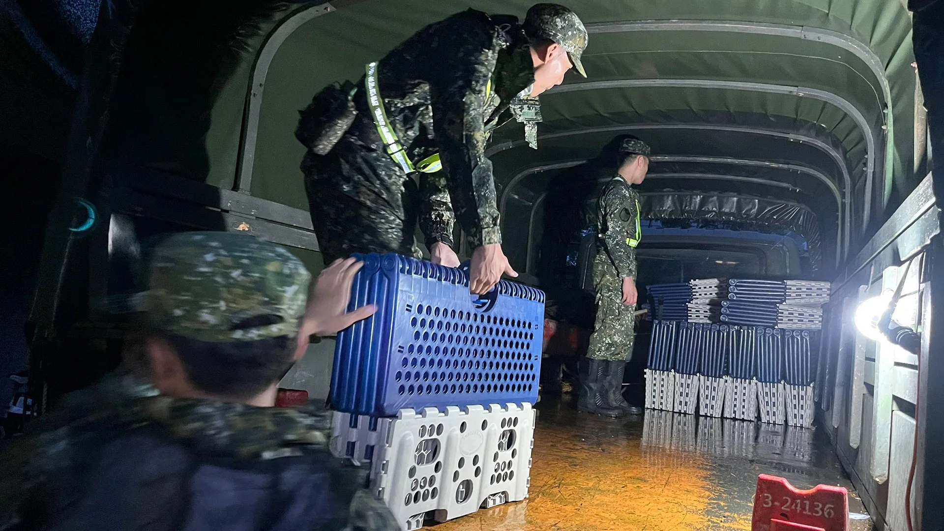 慈濟成立鳳凰颱風災害應變 200床福慧床由軍車載往光復